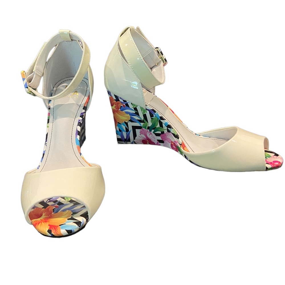 Cream & floral peep toe wedge sandals. Excellent condition. Leather. Brazil